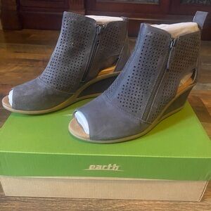 Earth Shoes Cosmos Sandal Perforated Leather Wedge Heel Shoes Dark Slate 9.5